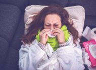 Bilden visar en kvinna med influensa