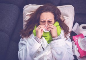 Bilden visar en kvinna med influensa
